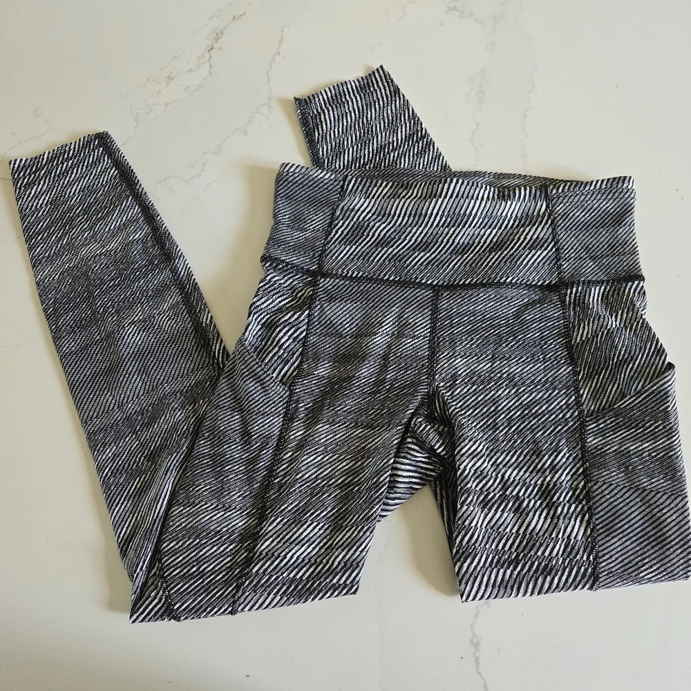 Lululemon SeaWheeze Fast and Free High-Rise Tight 25" Leggings 7/8 White Black 4 - Picture 2 of 10